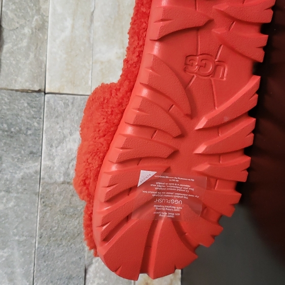 UGG Cozetta Curly Slides - Picture 6 of 6